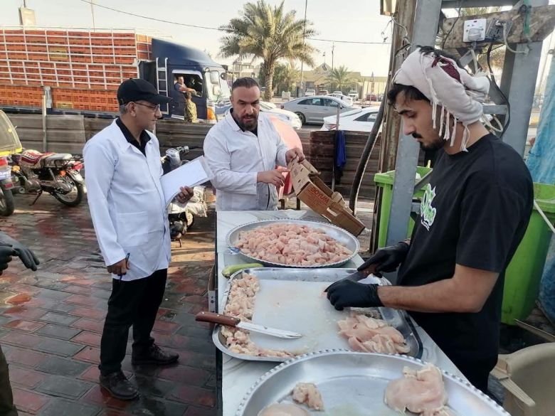 متابعة حركة حافلات الزائرين.