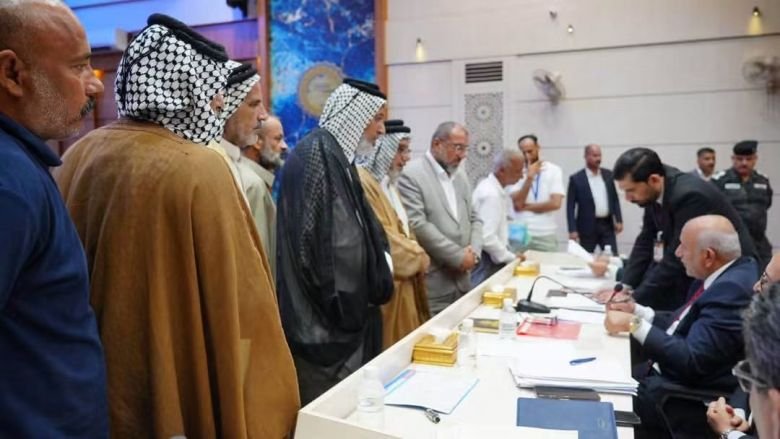 محافظ كربلاء يستقبل عدداً من الشيوخ والمواطنين لمتابعة قضاياهم وشكواهم بشكل مباشر.