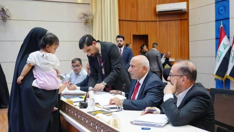 محافظ كربلاء يستقبل المواطنين للنظر في طلباتهم وتلبية احتياجاتهم.