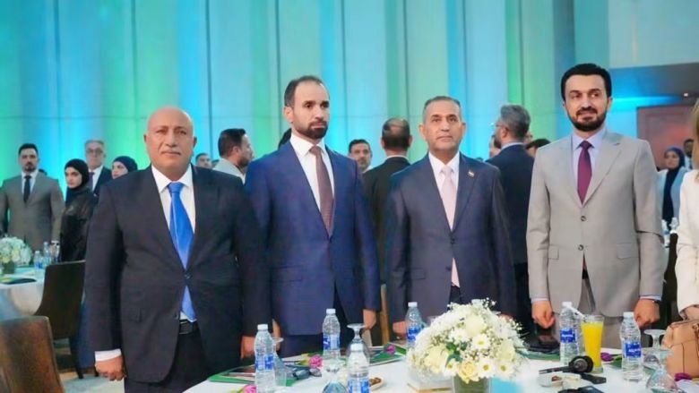 لقطة تذكارية لمحافظ كربلاء رفقة شخصيات رسمية ومسؤولين المشاركين في حفل إطلاق المنظومة الذكية للجمع التلقائي للنفايات.
