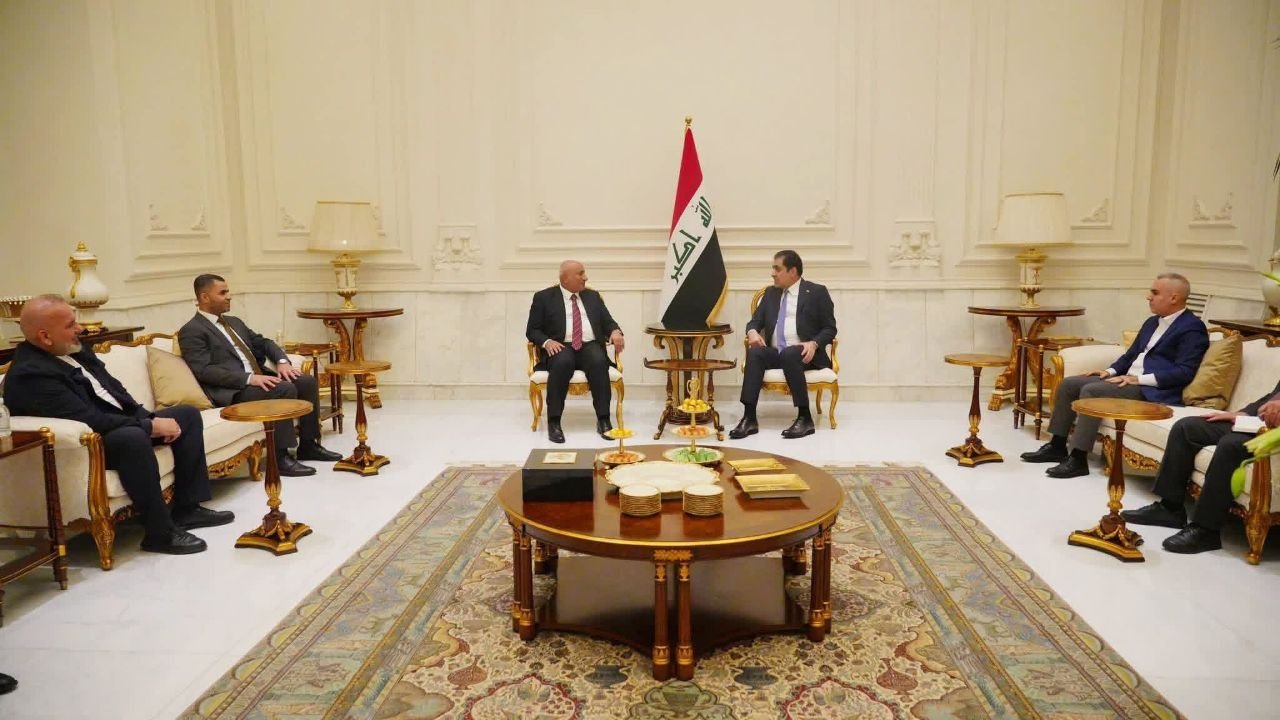 لقاء رسمي بين مسؤولين حكوميين لبحث التعاون وتنسيق الجهود المشتركة.