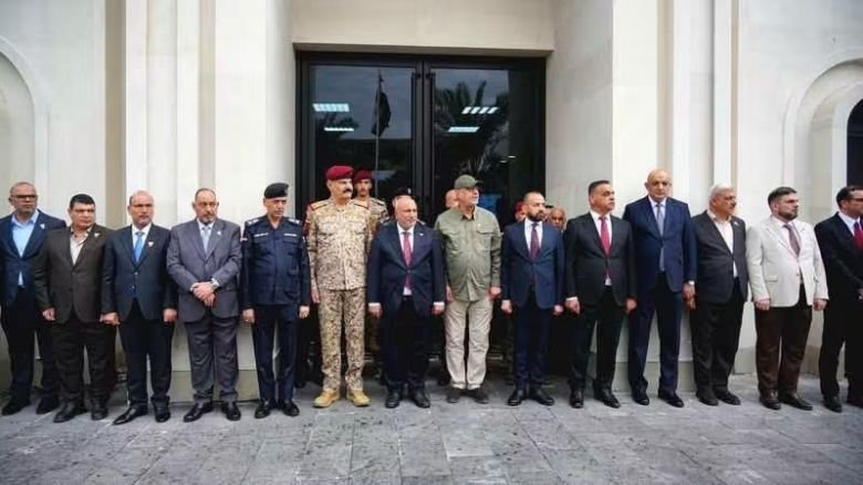 رفع العلم العراقي في مبنى المحافظة كربلاء المقدسة