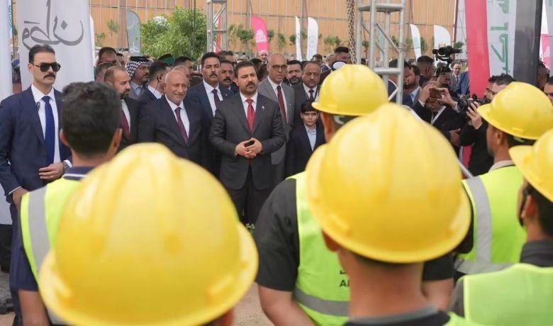 رئيس مجلس الوزراء يلتقي بالكوادر الهندسية والفنية العاملة في مشروع مبادرة وطن السكنية بكربلاء المقدسة.