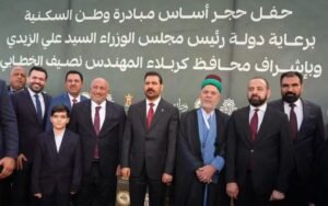 صورة جماعية لرئيس مجلس الوزراء ومحافظ كربلاء وعدد من الشخصيات الرسمية خلال حفل وضع حجر الأساس لمبادرة وطن السكنية.