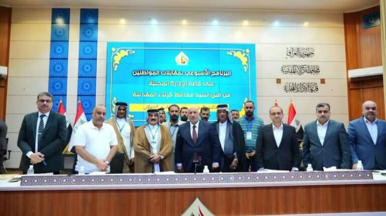جانب من البرنامج الأسبوعي لمقابلات المواطنين الذي يعقده محافظ كربلاء المقدسة في قاعة الإدارة المحلية.