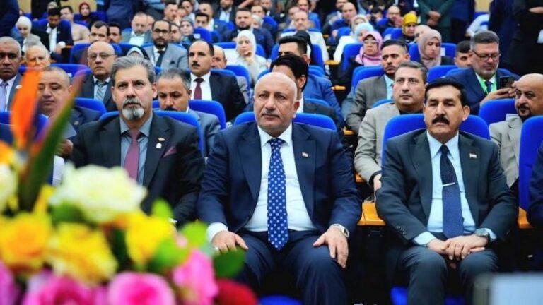 محافظ كربلاء وعدد من المسؤولين والضيوف يحضرون مؤتمراً أو احتفالية رسمية في قاعة عامة.
